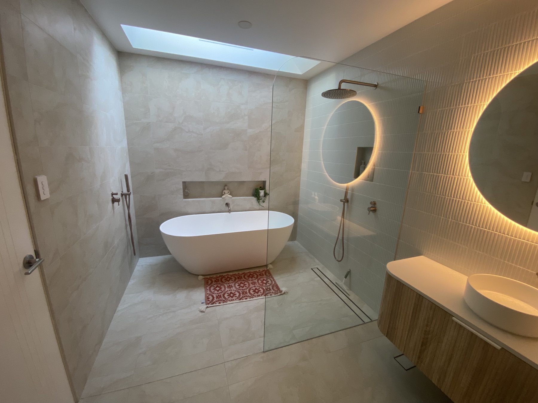 Freestanding bath & feature lighting