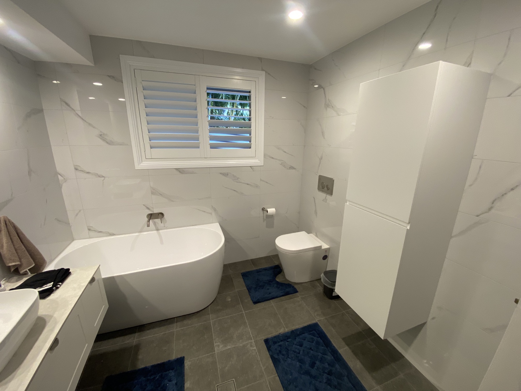 Bath & built-in storage